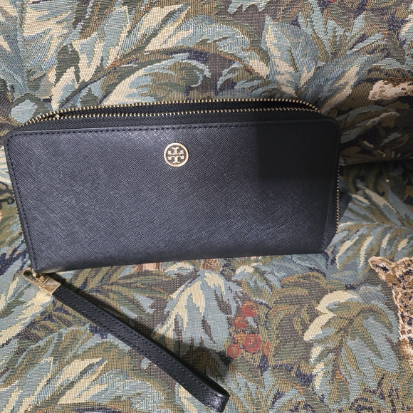 Tory Burch Robinson Passport Continental Black Leather Wallet Wristlet - Picture 1 of 2